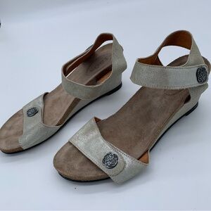 Taos Women's Silver Wedge Sandals 39 / 8